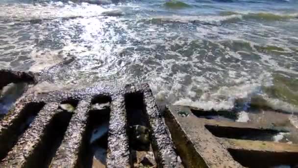 Θαλασσινά Κύματα Χτυπούν Παλιές Πλάκες Τσιμέντου Στην Ακτή Την Ηλιόλουστη — Αρχείο Βίντεο