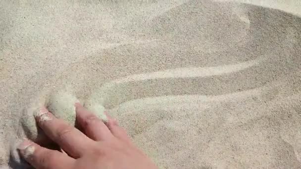 Donna Mano Che Gioca Agitando Nella Sabbia Una Giornata Sole — Video Stock