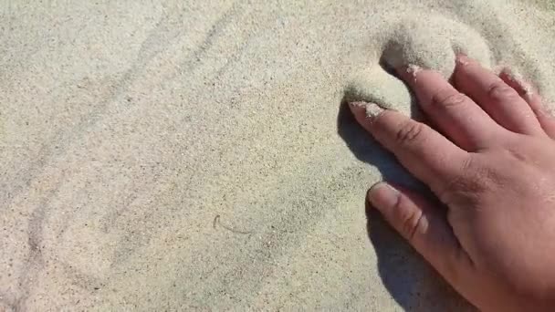 Donna Mano Che Gioca Agitando Nella Sabbia Una Giornata Sole — Video Stock