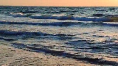 Denizde şafak vakti. Denizde gün batımı. Gündoğumu, okyanusta gün batımı. Beyaz köpük, mavi dalgalar. Güneş ışığı. Deniz manzarası manzarası. Deniz kıyısında. Doğal zemin, doğa zemin