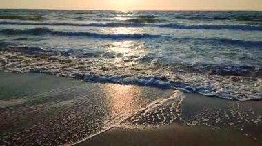 Denizde şafak vakti. Denizde gün batımı. Gündoğumu, okyanusta gün batımı. Beyaz köpük, mavi dalgalar. Güneş ışığı. Deniz manzarası manzarası. Deniz kıyısında. Doğal zemin, doğa zemin