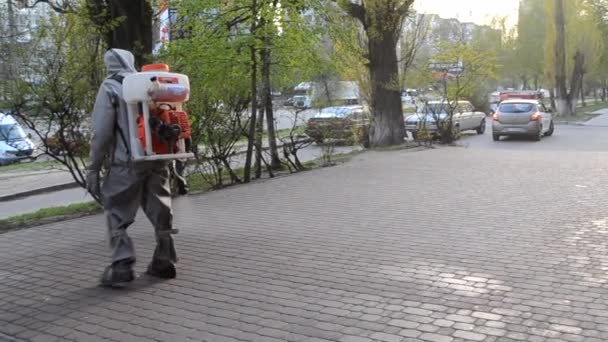 Homem Fato Protector Pulverizar Solução Séptica Calçada Cidade Persona Desinfetando — Vídeo de Stock