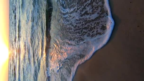 Mořské Vlny Bílou Pěnou Valící Písečné Pláži Mořského Pobřeží Úsvitu — Stock video
