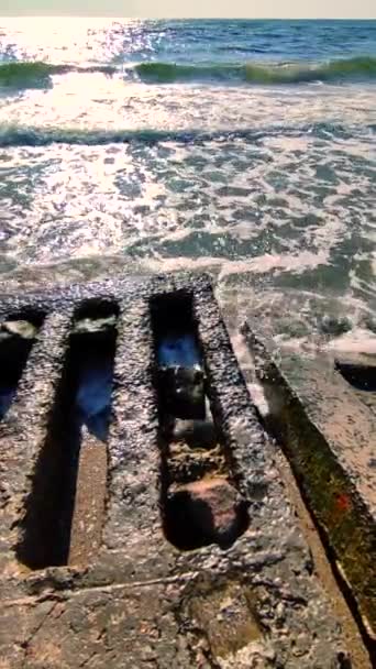 Морські Хвилі Побили Старі Бетонні Плити Березі Сонячного Літнього Дня — стокове відео