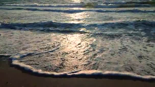 Морские Волны Катятся Песчаному Берегу Морском Побережье Закате Голубые Морские — стоковое видео