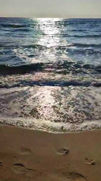 Blauwe Zee Zandstrand Zonneschijn Het Oppervlak Van Zee Golven Zonnige — Stockvideo