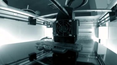 3D yazıcı. 3D yazıcı yakın plan yazdırıyor. Erimiş plastik Extruder 'dan akıyor ve prototip modelini oluşturuyor. 3D yazıcı için yeni modern katkı teknolojileri. Modelleme için elektronik aygıt.