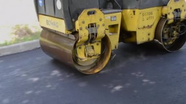 Bila Tserkva Ukrayna, 3 Haziran 2020: Paver, kaldırım makinesi. Sarı asfalt asfalt asfalt makinesi. Sokakta sıcak siyah asfalt yuvarlıyor..