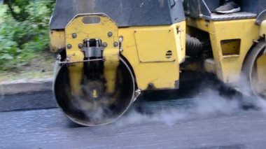 Bila Tserkva Ukrayna, 3 Haziran 2020: Paver, kaldırım makinesi. Sarı asfalt asfalt asfalt makinesi. Sokakta sıcak siyah asfalt yuvarlıyor..
