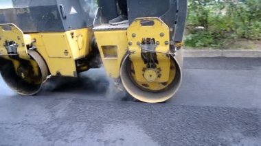 Bila Tserkva Ukrayna, 3 Haziran 2020: Paver, kaldırım makinesi. Sarı asfalt asfalt asfalt makinesi. Sokakta sıcak siyah asfalt yuvarlıyor..