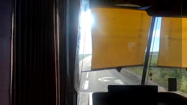 Hareket Halindeki Otobüsün Vitrininde Güneş Parlıyor Otobüsün Vitrininde Parlak Bir — Stok video