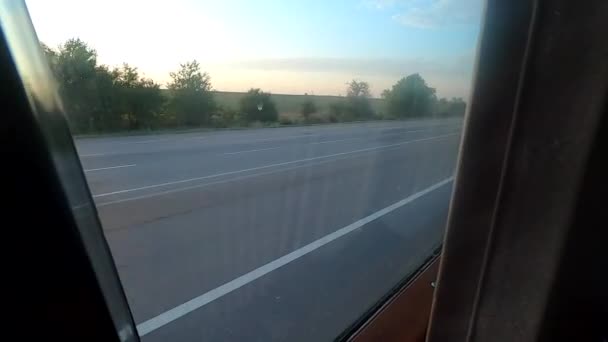 Pohled Okna Autobusu Pohled Pole Stromy Modré Nebe Silnice Auta — Stock video