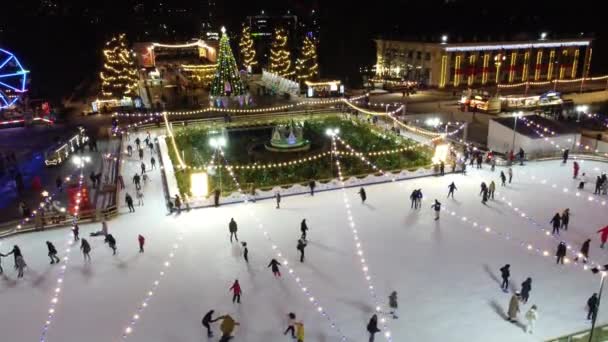 2022年1月20日 乌克兰基辅 人们在露天美丽的溜冰场上滑冰 在冬夜装饰圣诞装饰品 装饰品和明亮的花环 新年及圣诞 — 图库视频影像
