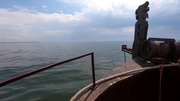 Стерн Носовой Старого Резного Старинного Исторического Подлинного Деревянного Корабля Плывущего — стоковое видео
