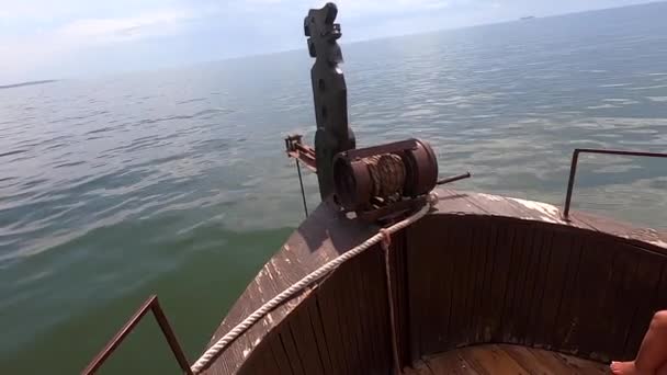 曇りの日に海で航海する古い彫刻ヴィンテージの歴史的な本物の木製の船の船尾弓プロウ 海の景色の風景の風景です 旅行旅行旅行観光旅行航海者 — ストック動画