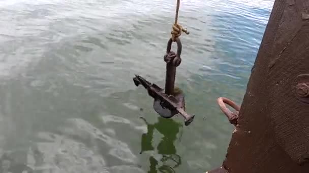 Old Rusty Anchor Hanging Rope Staggering Bow Stern Floating Wooden — Stock Video