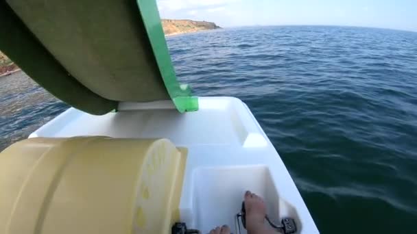 Mulher Flutuar Catamarã Pessoa Pedalando Com Pés Nadando Catamarã Superfície — Vídeo de Stock