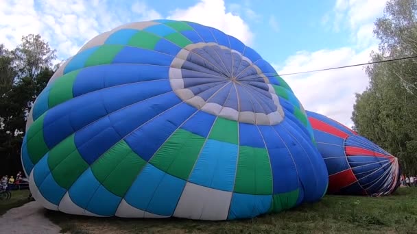 Inflar Balão Deitado Chão Grande Balão Azul Inflado Com Festival — Vídeo de Stock