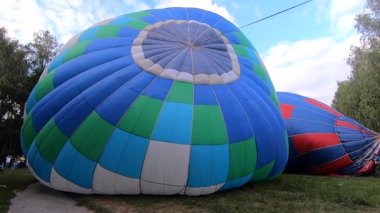 Bila Tserkva, Ukrayna, 24 Ağustos 2021: Yerdeki balon şişmesi. Balon Festivali 'nde hava ile şişirilmiş büyük mavi balon. Balon havayı dolduruyor. Balon gibi. Eğlence turizmi.