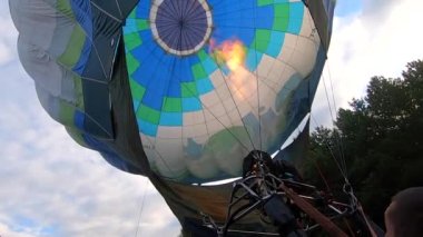 Yanan gazın ateşinden sıcak havayı dolduran adam. Balon sıcak havayı dolduruyor. Gaz ocağı alevi sıcak hava balonunu şişirir. Balon gibi. Eğlence turizmi dinlenme gezisi aktivitesi