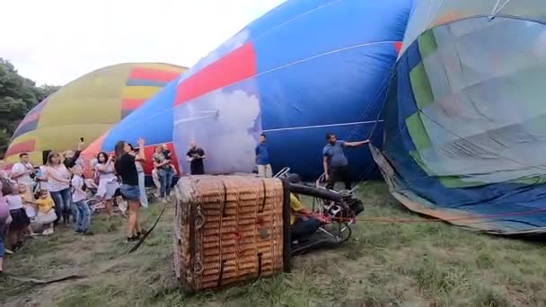 ツェルクヴァ ウクライナ 2021年8月24日 大きな気球が地面に横たわって 燃焼ガスの炎から熱い空気を充填します 熱風を満たす気球 ガスバーナー炎は熱気球を膨らませます バルーニング — ストック動画