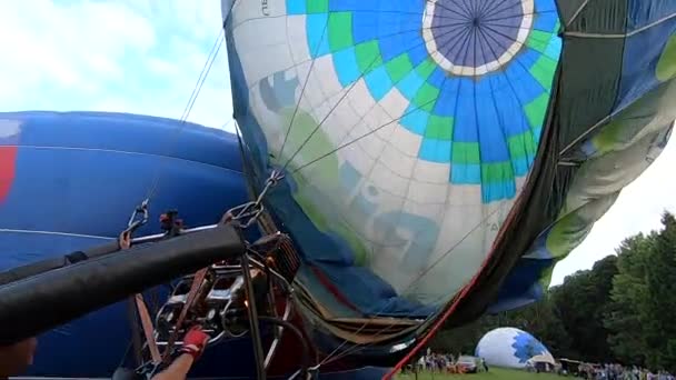 Bila Tserkva Oekraïne Augustus 2021 Man Tilt Een Heteluchtballon Vult — Stockvideo
