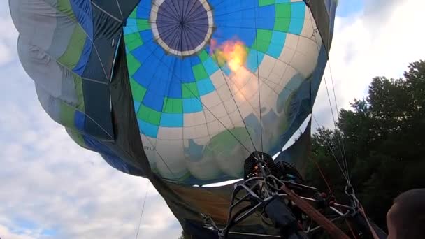 燃焼ガスの炎から熱い空気を充填男 熱風を満たす気球 ガスバーナー炎は熱気球を膨らませます バルーニングだ レジャーエンターテイメント観光レクリエーション残りの旅行活動 — ストック動画