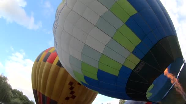 Bila Tserkva Ukrajina Srpna 2021 Muž Zvedá Horkovzdušný Balón Plní — Stock video