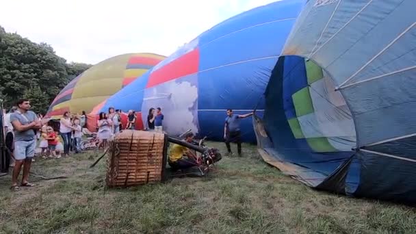 Bila Tserkva Ucrânia Agosto 2021 Grande Balão Deitado Chão Enchendo — Vídeo de Stock