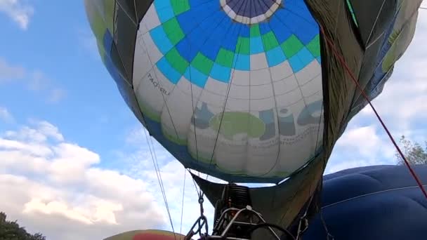 Bila Tserkva ウクライナ 2021年8月24日 燃焼ガスの炎から熱い空気を満たす男 熱風を満たす気球 熱風を満たす気球 ガスバーナー炎は熱気球を膨らませます バルーニング — ストック動画