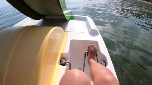 Femme Flottant Sur Catamaran Personne Pédalant Avec Ses Pieds Nageant — Video