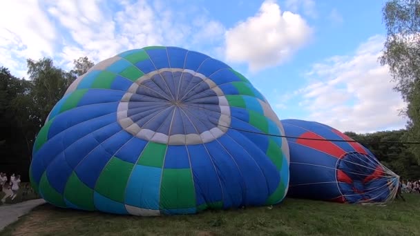 Aufblasbarer Ballon Auf Dem Boden Liegend Großer Blauer Luftballon Bläst — Stockvideo