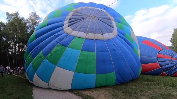 Накачивающий Шарик Лежит Земле Большой Голубой Воздушный Шар Надутый Фестивале — стоковое видео