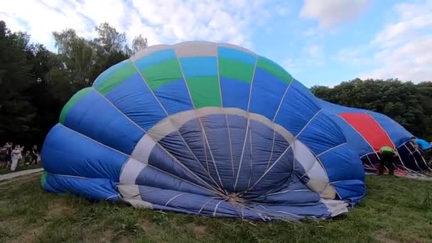 Nadmuchiwanie Balonu Leżącego Ziemi Duży Niebieski Balon Napompowany Powietrzem Festiwalu — Wideo stockowe