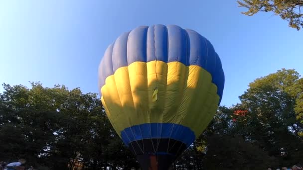 Grande Balão Amarelo Azul Enchendo Quente Antes Decolar Festival Balões — Vídeo de Stock