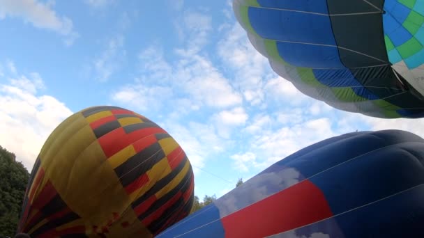 Große Heißluftballons Füllen Heißluft Auf Und Steigen Beim Ballonfestival Auf — Stockvideo