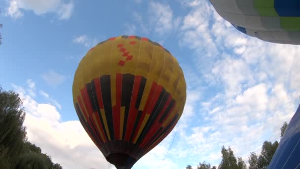 Balão Grande Enchendo Quente Subindo Voando Para Aerostat Tirar Chama — Vídeo de Stock