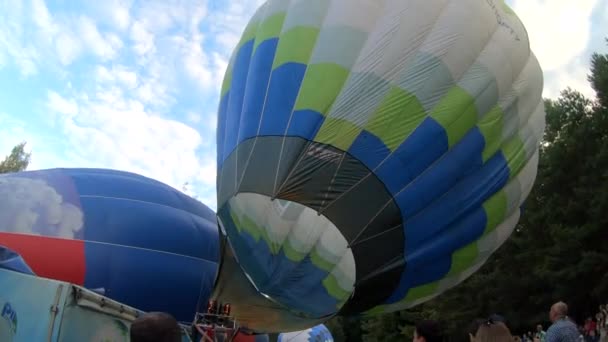 Bila Tserkva Ουκρανία Αυγούστου 2021 Άνθρωπος Σηκώνει Ένα Αερόστατο Θερμού — Αρχείο Βίντεο