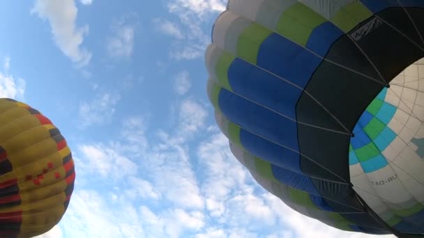 大きな風船を下に傾け バルーンフェスティバルで傾斜 膨張した気球の動き 下から見ると熱い空気で満たされた風船 バルーニングエンターテイメント観光レクリエーション旅行 — ストック動画