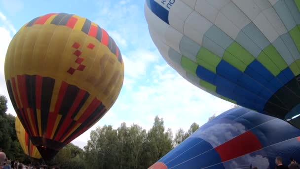 ツェルクヴァ ウクライナ 2021年8月24日 多くの人々は離陸する前に熱気を満たす気球のインフルエンザ気球を見ています 風船祭りだ 炎の燃焼ガスから熱風を吹いている バルーニング — ストック動画