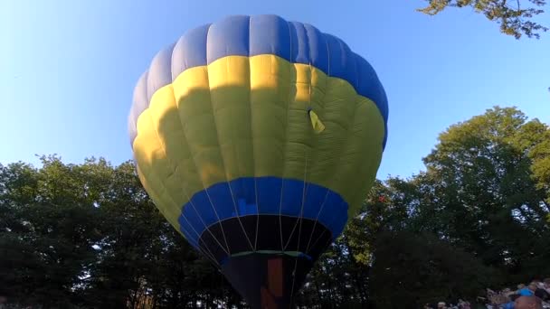 Grote Geel Blauwe Ballon Vullen Hete Lucht Voor Het Opstijgen — Stockvideo