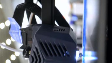 3D yazıcı. 3D baskı. 3D yazıcı yazdırma işlemi. 3 boyutlu yazıcı erimiş plastikten nesne yaratıyor. Modern üç boyutlu baskı teknolojileri. Yenilikçi katkı teknolojisi. Dikey