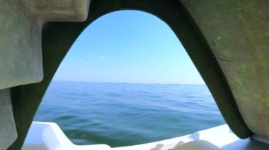 Bir katamaranın üzerindeki kaygan tepenin ardındaki deniz manzarası. Güneşli bir yaz günü. Deniz manzaralı. Deniz manzarası, deniz manzarası manzarası. Aktif yaşam tarzı eğlence sporu POV