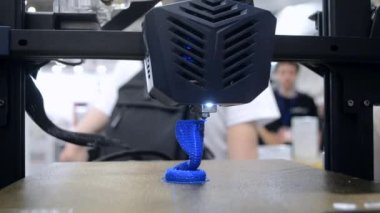 3D yazıcı. 3D baskı. 3D yazıcı yazdırma işlemi. 3 boyutlu yazıcı erimiş plastikten nesne yaratıyor. Modern üç boyutlu baskı teknolojileri. Yenilik katkı sağlayan robot teknolojisi