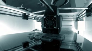 3D yazıcı. 3D yazıcı yakın plan yazdırıyor. Erimiş plastik Extruder 'dan akıyor ve prototip modelini oluşturuyor. Modellik için elektronik cihaz. 3D yazıcı için yeni modern katkı teknolojileri.