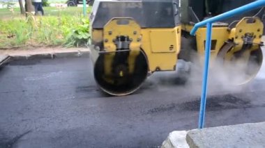 Bila Tserkva Ukrayna, 3 Haziran 2020: Paver, kaldırım makinesi. Sarı asfalt asfalt asfalt makinesi. Sokakta sıcak siyah asfalt yuvarlıyor..