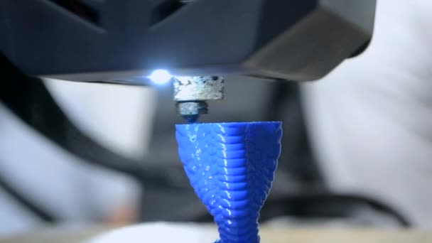 3D打印机3D打印 3D打印机打印过程关闭 3D打印机用融化的塑料制造物体 现代三维印刷技术 创新的附加机器人技术 — 图库视频影像