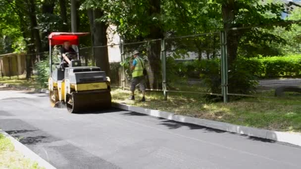 Bila Tserkva Ukrayna Haziran 2020 Paver Kaldırım Makinesi Sarı Asfalt — Stok video