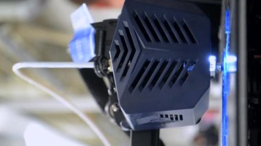 3D yazıcı. 3D baskı. 3D yazıcı yazdırma işlemi. 3 boyutlu yazıcı erimiş plastikten nesne yaratıyor. Modern üç boyutlu baskı teknolojileri. Yenilikçi katkı teknolojisi. Dikey