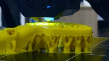 3D yazıcı. 3D yazıcı yazdırma işlemi. 3 boyutlu yazıcı erimiş plastikten nesne yaratıyor. 3D baskı. Yenilik katkı sağlayan robot teknolojisi. Modern üç boyutlu baskı teknolojileri
